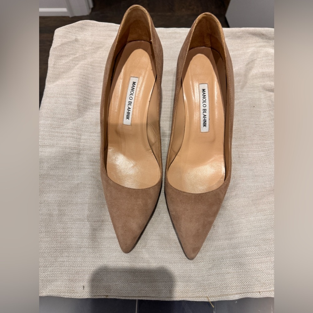 Manolo Blahnik
suede pointed toe pumps 50mm
